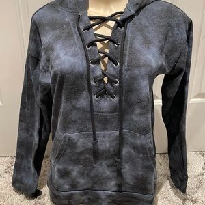 FOREVER 21 tie dye LACE UP HOODY SWEATSHIRT BLIE BLACK NWT.  SMALL